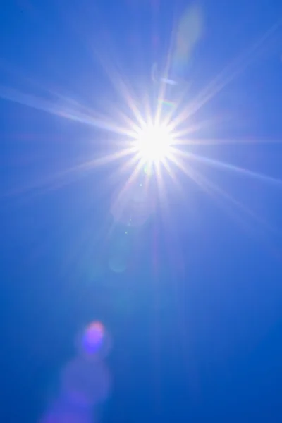 Réel éclat de soleil dans le ciel bleu — Photo