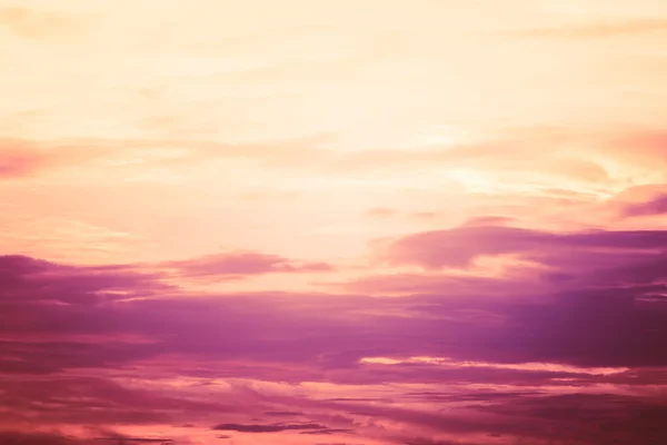 Drammatico cielo dorato sullo sfondo dell'alba — Foto Stock