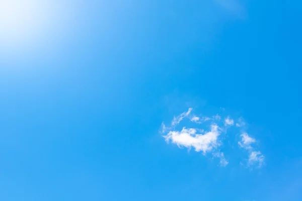 Прозорий синій фон неба — стокове фото