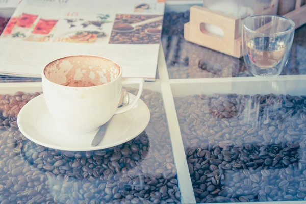 Taza de café arte latte Vintage en la mesa —  Fotos de Stock