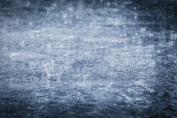 Islak zeminde uygun düşen yağmur