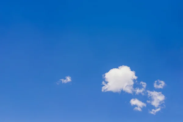 Blauer, leerer Himmel mit minimaler Wolke — Stockfoto