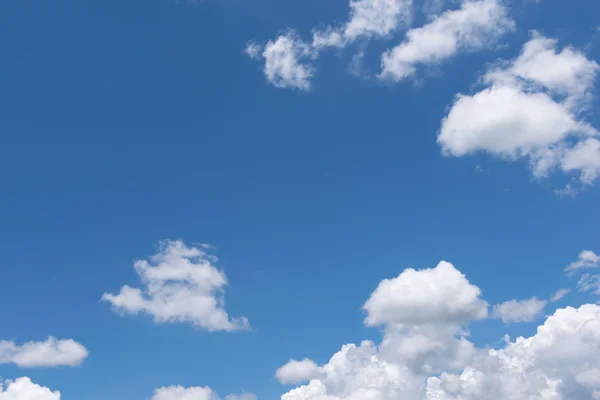 Blauer, leerer Himmel mit minimaler Wolke — Stockfoto
