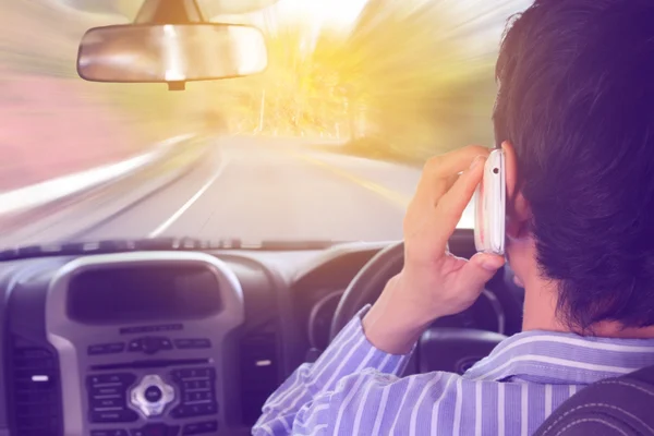 Köra medan du håller en mobiltelefon — Stockfoto
