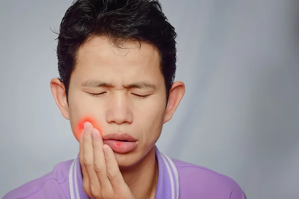 Homem tem dor de dente e úlcera na boca — Fotografia de Stock