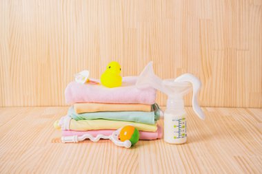 Süt ile ahşap masa üzerinde bebek aksesuarları
