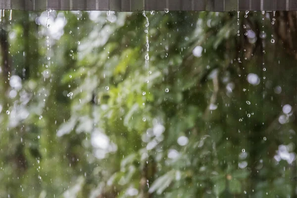 雨从屋顶倾泻而下 — 图库照片