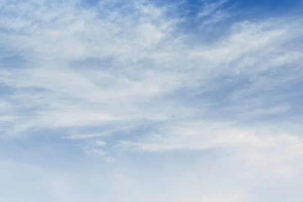 Miękkie białe chmury na błękitnym niebie — Zdjęcie stockowe