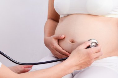 Doğum öncesi verilen varlık tanınmaz halde hamile kadın doktor tarafından kontrol