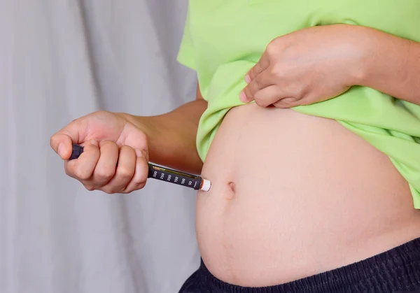 Mujer embarazada está inyectando insulina con pluma de insulina —  Fotos de Stock