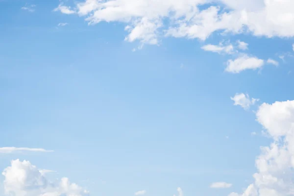 Weiche weiße Wolken gegen blauen Himmel — Stockfoto