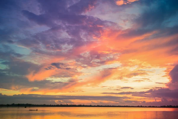 Fantastisch mooie oranje / blauwe zonsopgang op het strand — Stockfoto