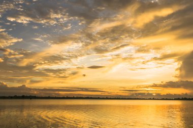 Fantastik güzel gündoğumu gökyüzü refleks Nehri üzerinde