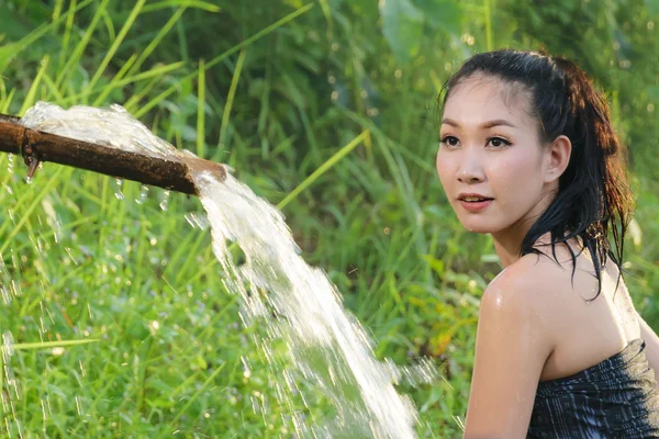 Cascade adlı şehir dışında banyo seksi Asyalı kadın — Stok fotoğraf