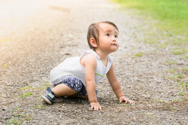 Asiatico neonata striscia in giro in parco sono normale parte di bambini sviluppo con caldi filtro — Foto Stock