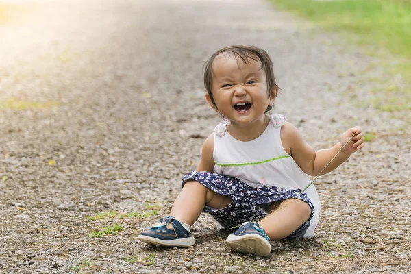 Asiatico neonata striscia in giro in parco sono normale parte di bambini sviluppo con caldi filtro — Foto Stock