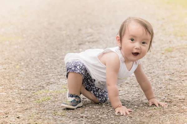 Asiatico neonata striscia in giro in parco sono normale parte di bambini sviluppo con caldi filtro — Foto Stock