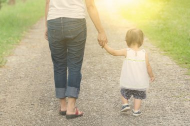 Onun kızı sıcak sesi, anneler günü için kavram ile el ele tutuşarak anne