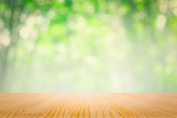 Platte Holztisch mit Natur weich grün Blatt Hintergrund abstrakt Bokeh defocus Wald — Stockfoto