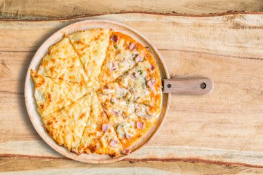 Homemede Pizza masa ahşap plaka üzerinde