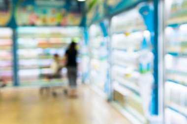 Bebek alışveriş sepeti süpermarket annesi ile üzerinde bulanık. Pazar arka planı için