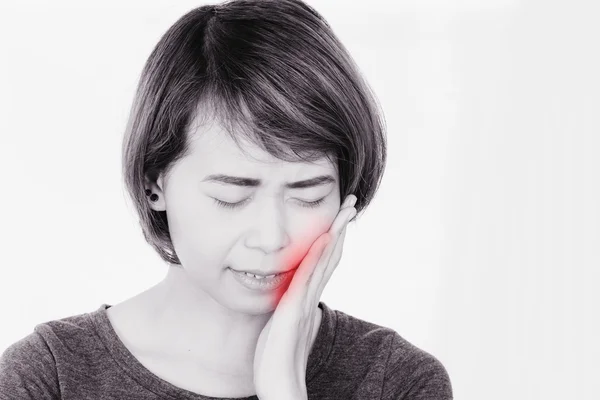 Femeia are dureri de dinti de culoare rosie pe fundal alb, simptomele durerilor de dinti implica de obicei dureri de dinti sau dureri in gingiile maxilarelor. — Fotografie, imagine de stoc