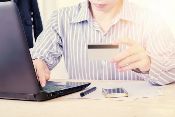 Pago en línea, manos del hombre de negocios sosteniendo una tarjeta de crédito y usando con el concepto del ordenador portátil para compras o e-Payment — Foto de Stock