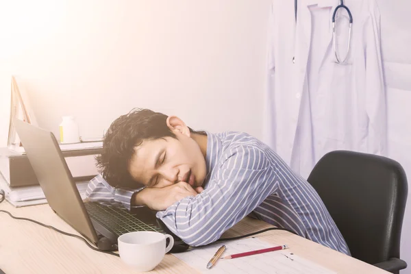 Docteur un sommeil au bureau avec feuille de médecine et café. concept de surcharge de travail — Photo