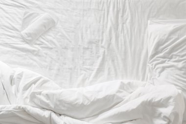 Beyaz yatak ve yastık, havlu sabah zaman Üstten Görünüm