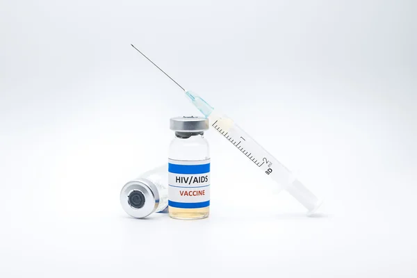 가상 에이즈 또는 Hiv 흰색 바탕에 주사기와 백신 — 스톡 사진