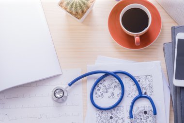 Üstten Görünüm Doktor Ofisi ile kahve, stetoskop, ekg kağıt bardak