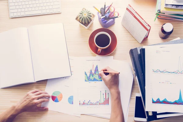 Vista dall'alto dell'uomo d'affari che analizza il grafico finanziario con il computer portatile — Foto Stock