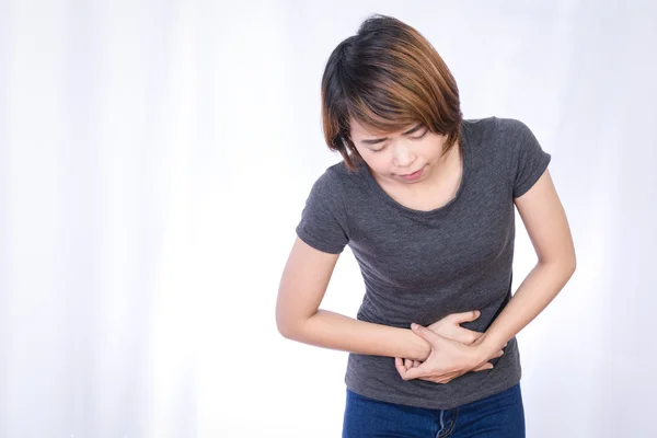Mujer joven frustrada cogida de la mano en el estómago, Períodos menstruales dolorosos — Foto de Stock
