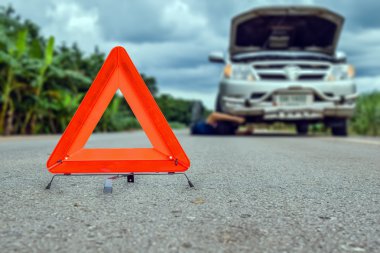 Üçgen kırmızı acil dur işareti, kırık, ile sokakta park edilmiş arabalar hasar görmüş