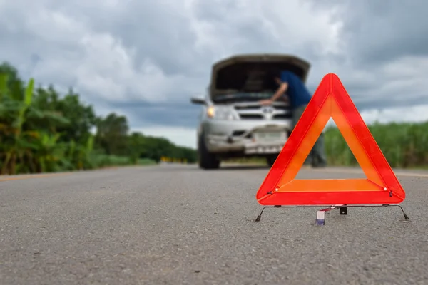 Dreieck rotes Not-Stopp-Schild, Reparatur defekt, beschädigte Autos auf der Straße geparkt — Stockfoto