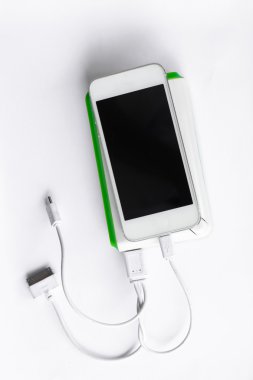 güç banka beyaz arka plan üzerinde akıllı telefon şarj