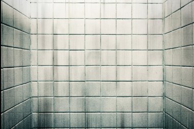 Arka plan için banyoda pis tahıl beyaz mermer fayans duvar