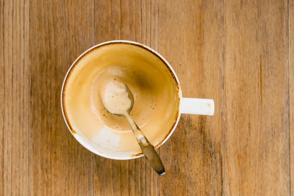 Vista superior de una taza de café vacía en la mesa de madera después de beber —  Fotos de Stock