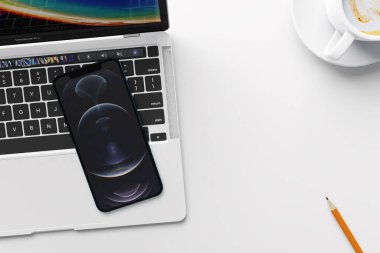 LOEI, THAILAND, 18 OCT 2020: Apple business device iphone 12 ve MacBook Pro 2020 çalışma masasında