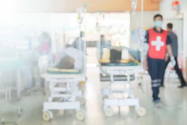 Unklarer Krankenhaushintergrund, unerkannte Ärzte und Krankenschwestern helfen Notfallpatienten dringend., Blauer Hintergrund in der Notaufnahme — Stockfoto