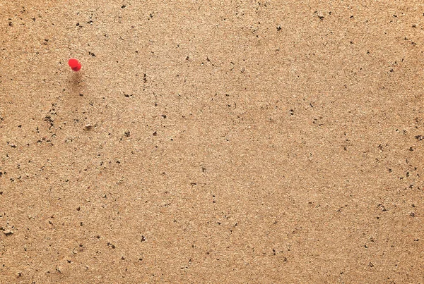 Arkaplanı kırmızı raptiyeli eski Pin tahtası — Stok fotoğraf