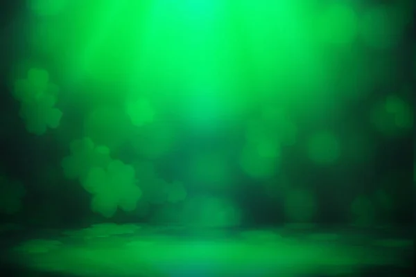 STパトリックの日の背景緑のクローバーの葉のボケライトSTパトリックの日のお祝いのデザインの背景に特化 — ストック写真