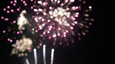 Bulanık renkli bayram havai fişekleri bayram festivali gecesinde gökyüzünde