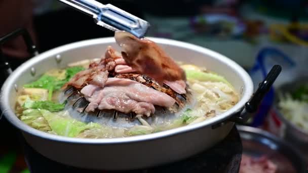 Φαγητό Moo Krata Pork Skillet Barbecue in Isaan, Rural Thailand thai barbecue buffet pig pan — Αρχείο Βίντεο