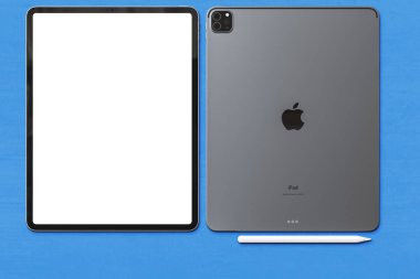 Bangkok, Tayland - 2021: Yeni Apple iPad pro 2020 uzay grisi, boş beyaz ekran ve dikiz manzaralı logonun stüdyo çekimi. Mavi arkaplanda izole et. İllüstrasyon Editörü