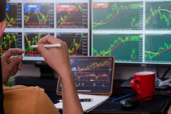 Man Trader Analys Forex Samtidiga Aktiegrafen Marknaden För Handel Forex — Stockfoto