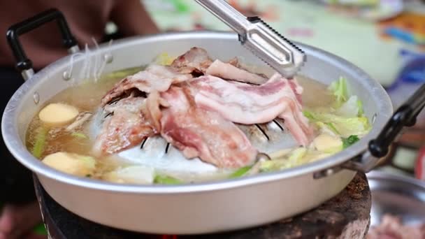 Äta Moo Krata Pork Skillet Grill i Isaan, Lantliga Thailand thai grill buffé gris pan — Stockvideo