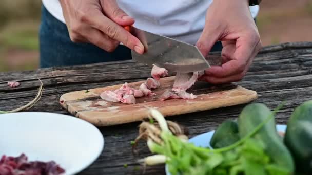 Trancher la viande de bœuf pour la cuisson de la nourriture thaïlandaise du nord-est salade de bœuf épicée traditionnelle — Video