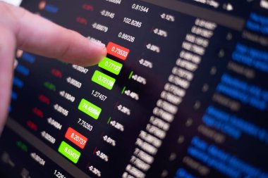 Borsa gözlemcisi ekranı iş adamı parmak analiziyle tablet üzerinde kapalıyken açık pazarda online hisse senedi alıp satışı yapılıyor. iş ekonomisi ve finans kavramı