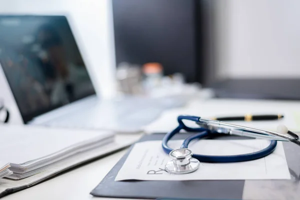 Cierre Estetoscopio Una Mesa Una Sala Examen Médico Médico Escribir — Foto de Stock